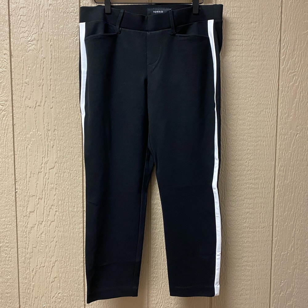 Torrid BLACK & WHITE STRIPE PONTE STRETCH PULL-ON PANT | size 1R or 14/16